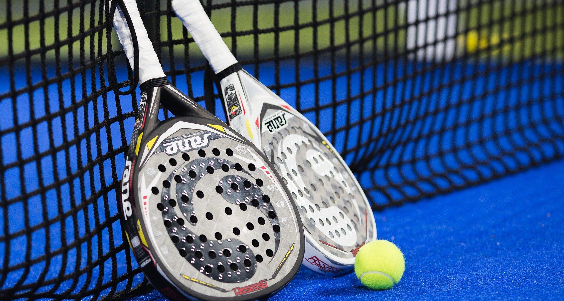 HOW TO CHOOSE A PADEL RACKET: THE ULTIMATE GUIDE 2022