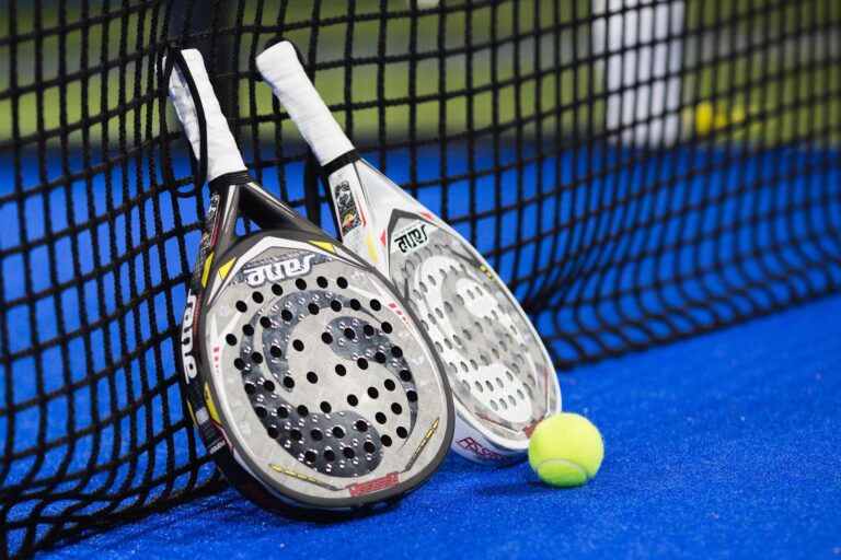 HOW TO CHOOSE A PADEL RACKET: THE ULTIMATE GUIDE 2022